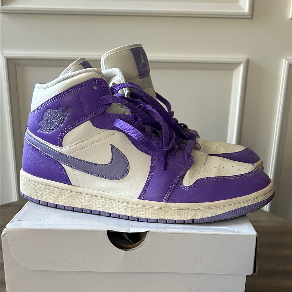 Wmns Air Jordan 1 Mid - action grape/sky j lt purple size 11 (BQ6472 504)